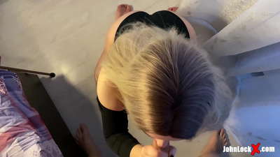 Рыжая Сосет Хуй и Ебется Раком , Получает Сперму На Попку